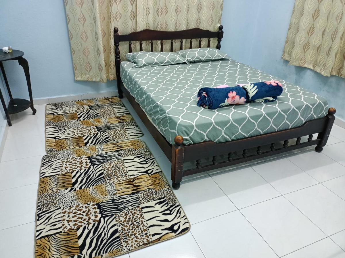 Ummi'S Homestay Kuala Besut Kampong Baru Exterior photo